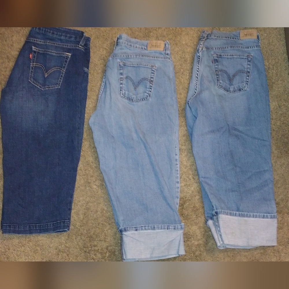 Women's Levi's capris lot